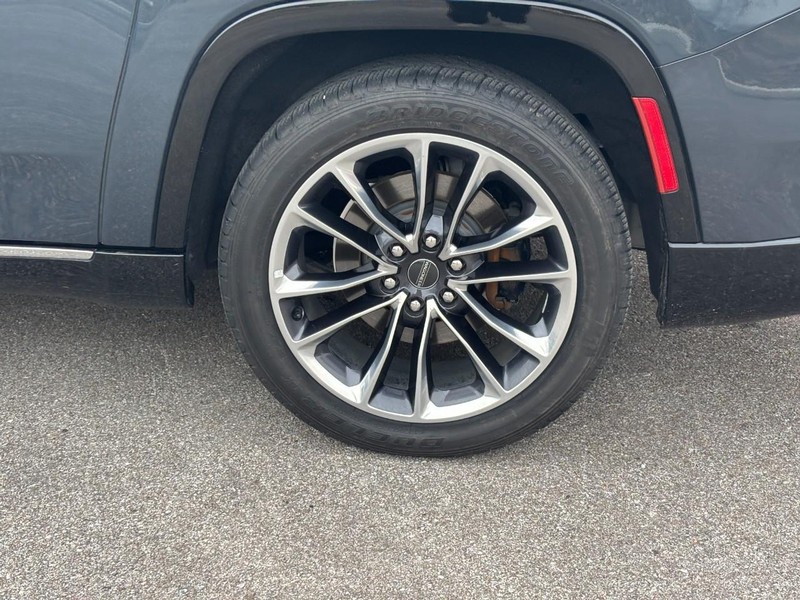 Jeep Wagoneer L Vehicle Full-screen Gallery Image 10