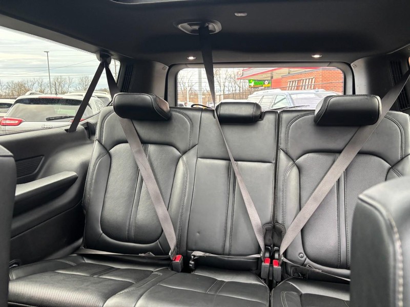 Jeep Wagoneer L Vehicle Full-screen Gallery Image 11