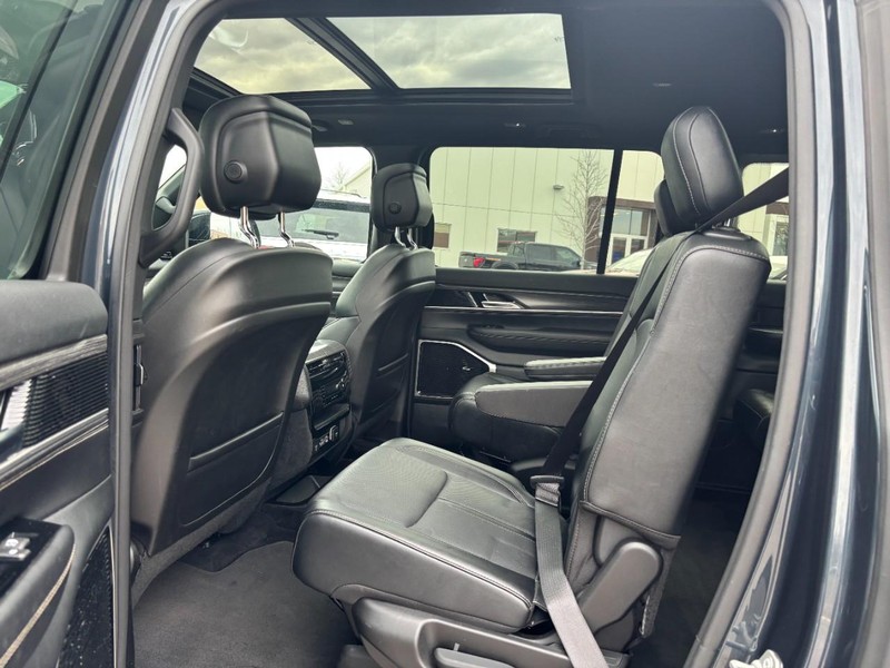 Jeep Wagoneer L Vehicle Full-screen Gallery Image 12