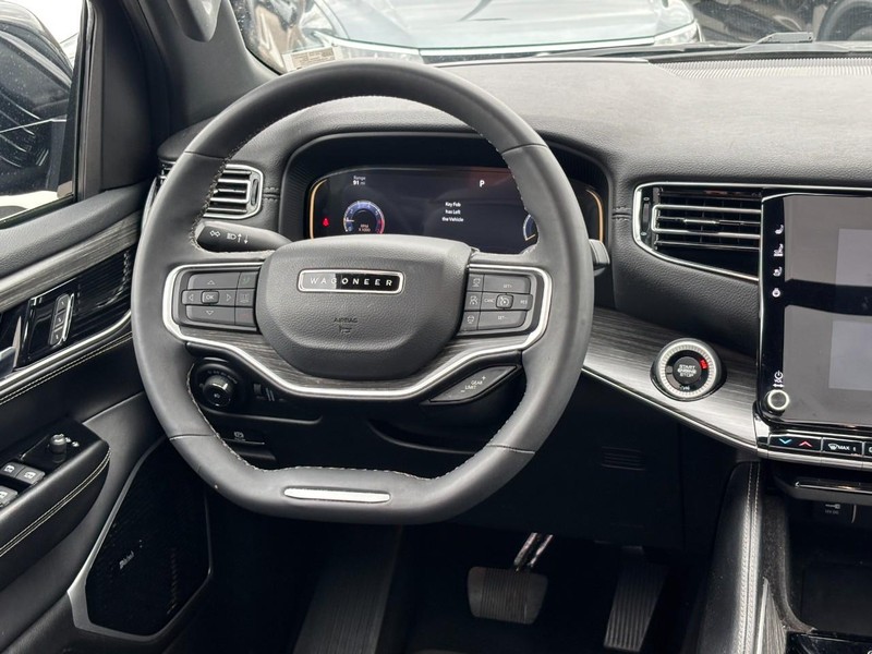 Jeep Wagoneer L Vehicle Full-screen Gallery Image 14