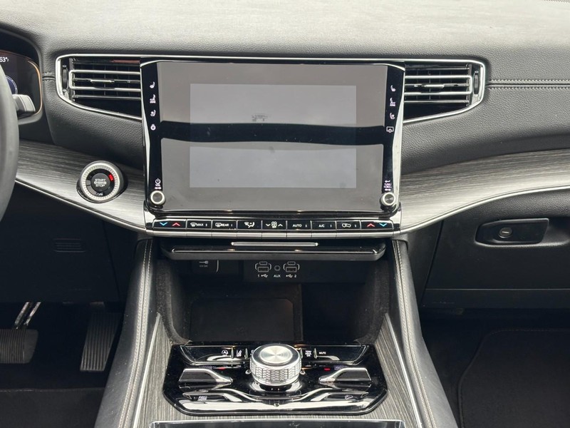 Jeep Wagoneer L Vehicle Full-screen Gallery Image 15