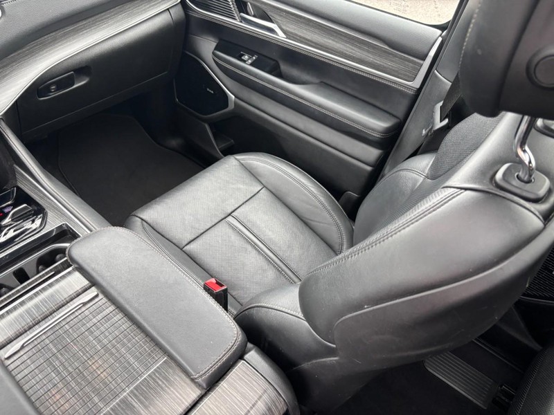 Jeep Wagoneer L Vehicle Full-screen Gallery Image 16