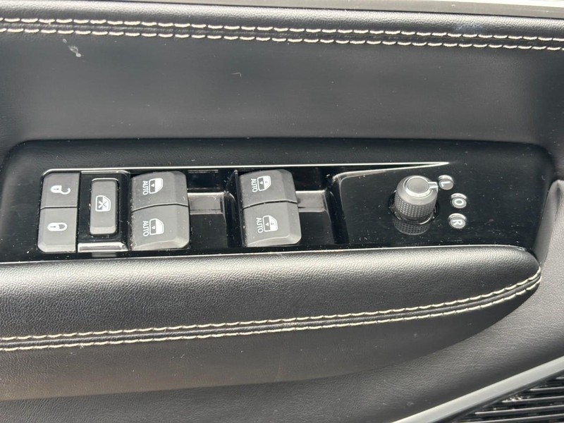 Jeep Wagoneer L Vehicle Full-screen Gallery Image 18