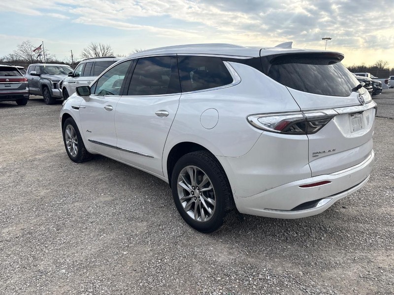 Buick Enclave Vehicle Full-screen Gallery Image 02