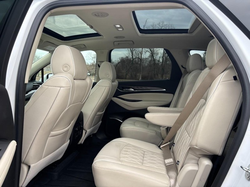 Buick Enclave Vehicle Full-screen Gallery Image 12