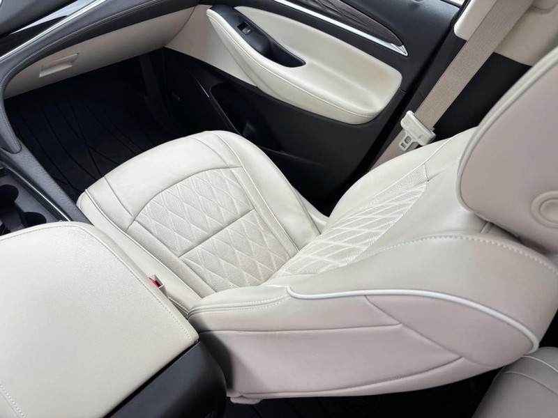 Buick Enclave Vehicle Full-screen Gallery Image 16