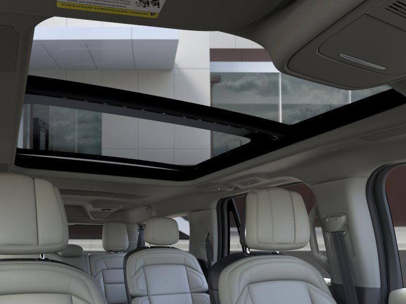 Lincoln Navigator L Vehicle Full-screen Gallery Image 22