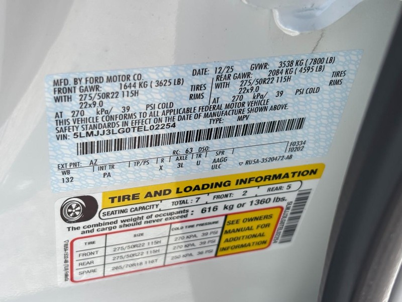 Lincoln Navigator L Vehicle Full-screen Gallery Image 24