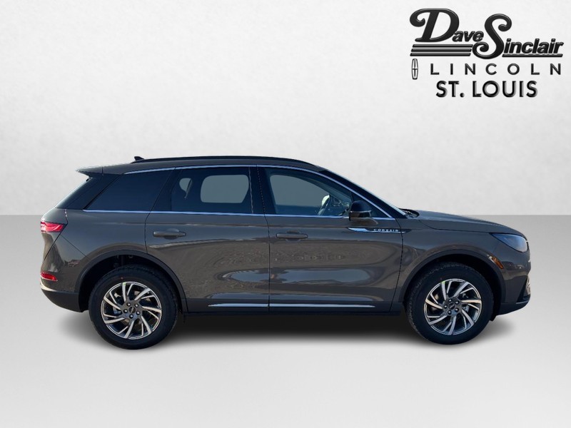 Lincoln Corsair Vehicle Full-screen Gallery Image 04