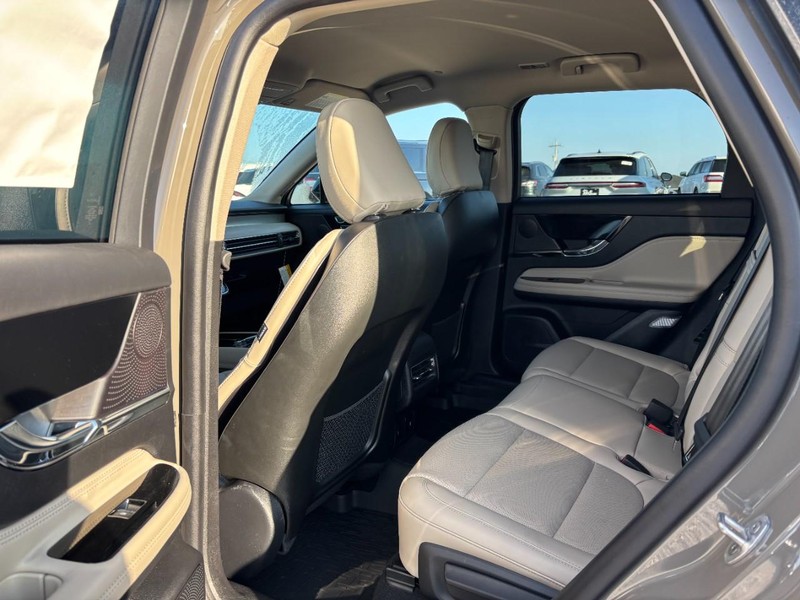 Lincoln Corsair Vehicle Full-screen Gallery Image 11