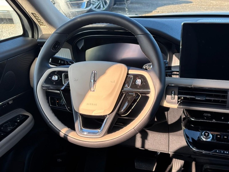 Lincoln Corsair Vehicle Full-screen Gallery Image 13