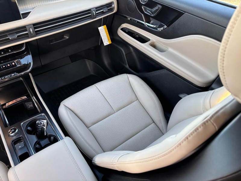 Lincoln Corsair Vehicle Full-screen Gallery Image 15