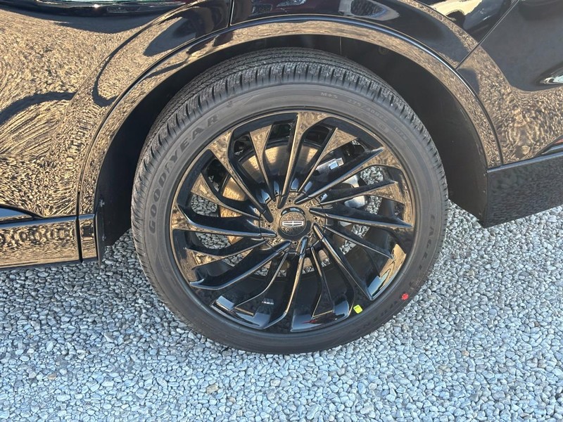 Lincoln Aviator Vehicle Full-screen Gallery Image 10