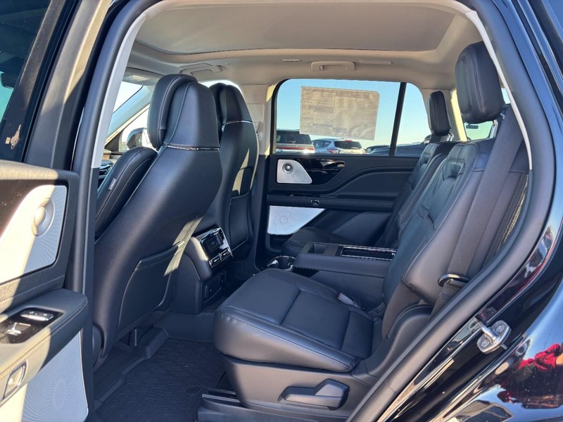 Lincoln Aviator Vehicle Full-screen Gallery Image 12