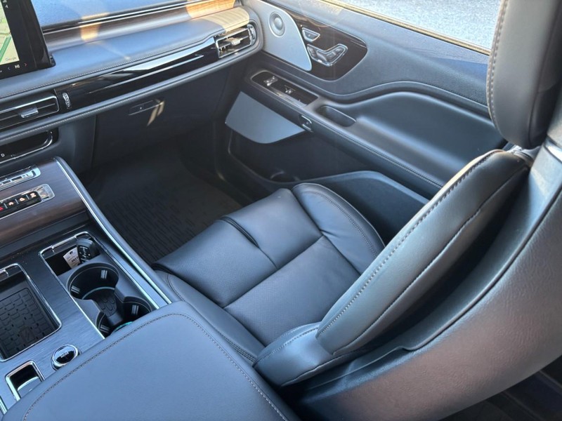 Lincoln Aviator Vehicle Full-screen Gallery Image 16