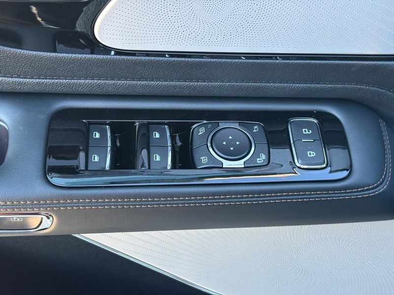 Lincoln Aviator Vehicle Full-screen Gallery Image 18