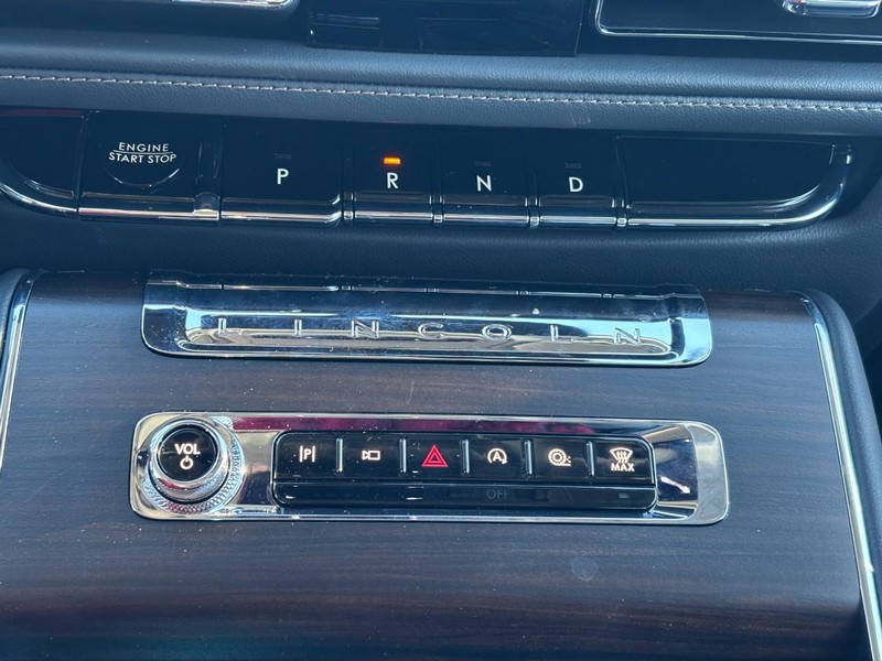 Lincoln Aviator Vehicle Full-screen Gallery Image 26