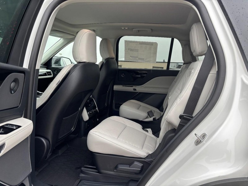 Lincoln Aviator Vehicle Full-screen Gallery Image 12