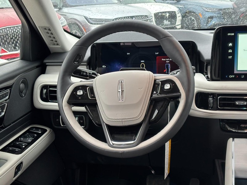 Lincoln Aviator Vehicle Full-screen Gallery Image 14