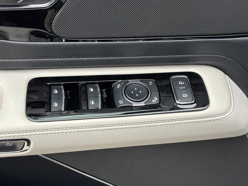 Lincoln Aviator Vehicle Full-screen Gallery Image 18