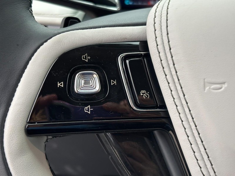 Lincoln Aviator Vehicle Full-screen Gallery Image 20