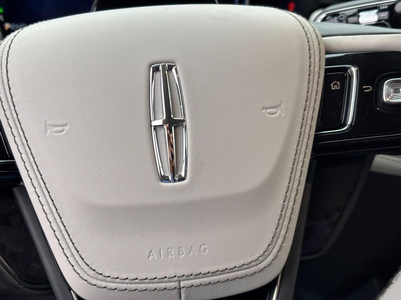 Lincoln Aviator Vehicle Full-screen Gallery Image 21