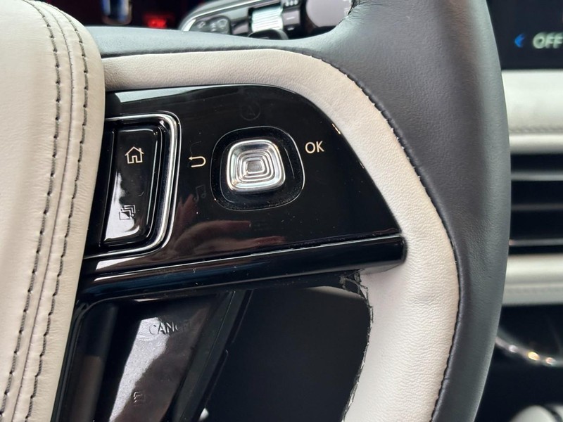 Lincoln Aviator Vehicle Full-screen Gallery Image 22