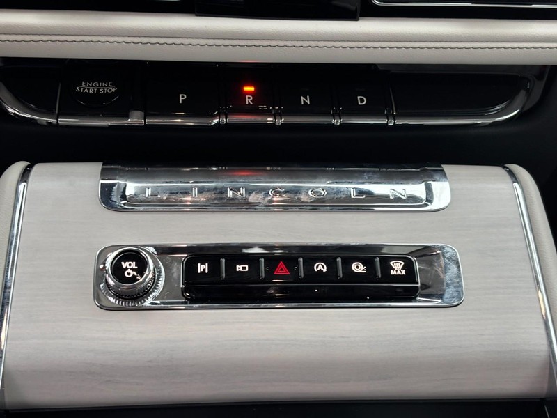 Lincoln Aviator Vehicle Full-screen Gallery Image 26