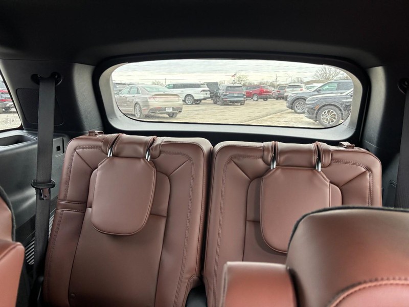 Lincoln Aviator Vehicle Full-screen Gallery Image 11