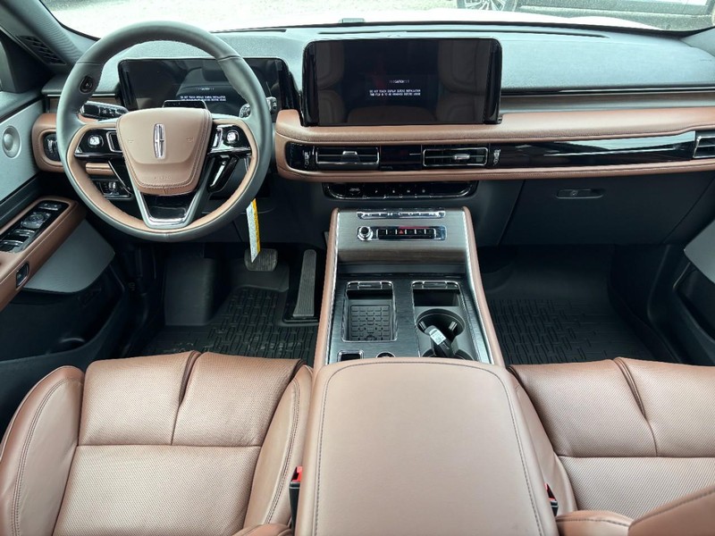 Lincoln Aviator Vehicle Full-screen Gallery Image 13