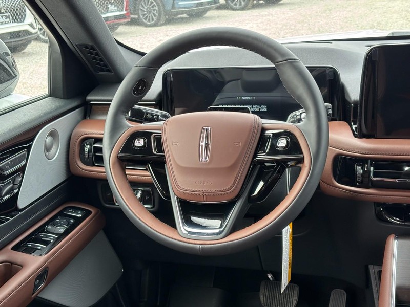 Lincoln Aviator Vehicle Full-screen Gallery Image 14