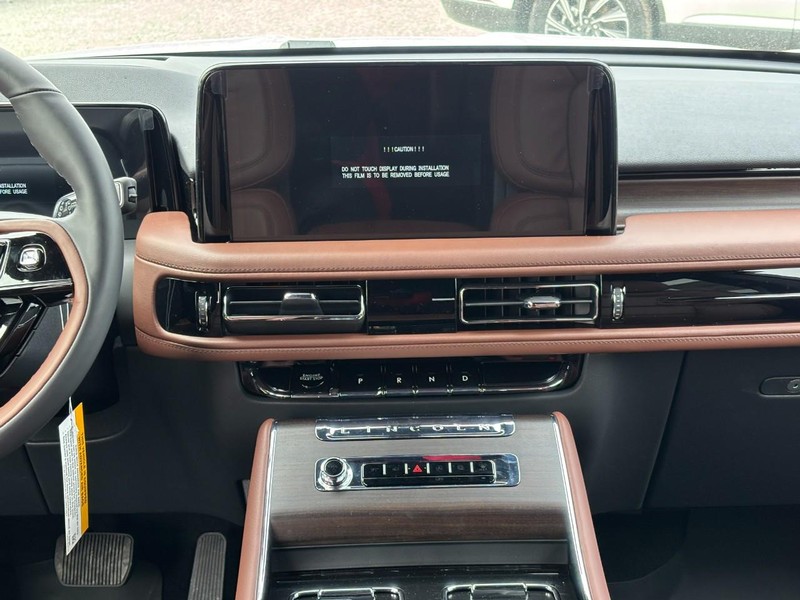 Lincoln Aviator Vehicle Full-screen Gallery Image 15