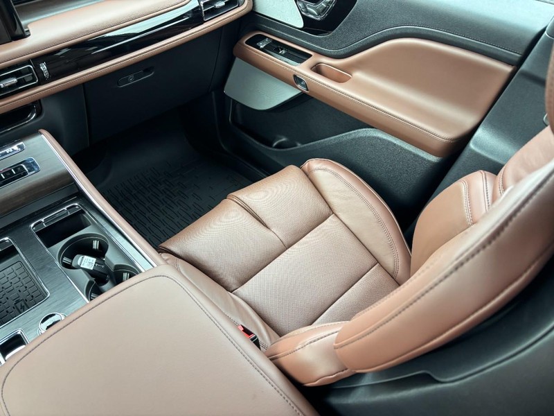 Lincoln Aviator Vehicle Full-screen Gallery Image 16