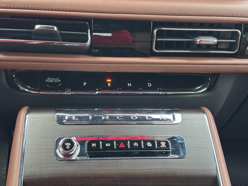 Lincoln Aviator Vehicle Full-screen Gallery Image 26