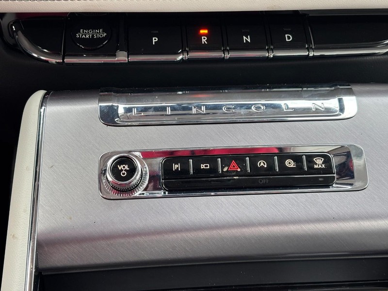 Lincoln Aviator Vehicle Full-screen Gallery Image 26