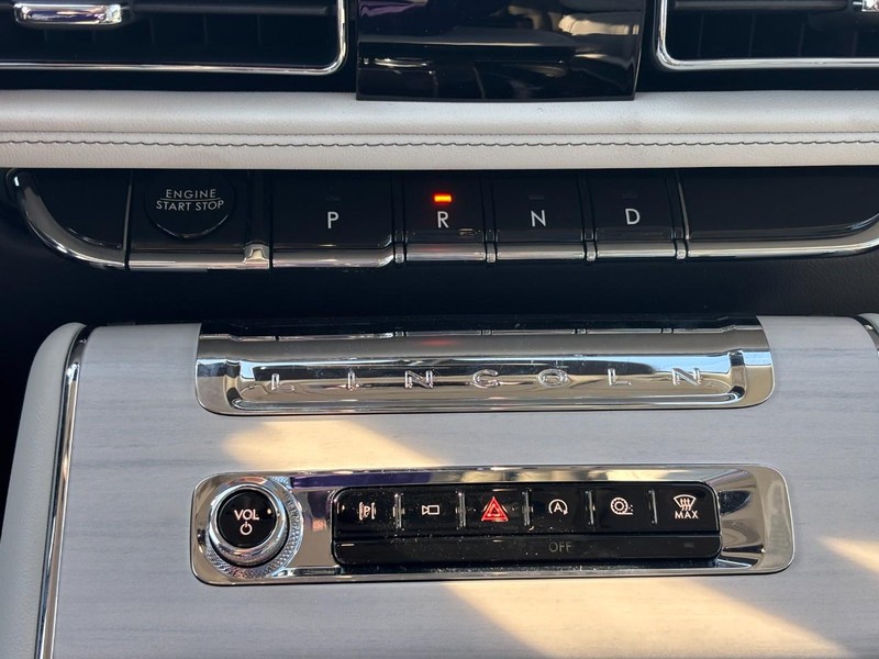 Lincoln Aviator Vehicle Full-screen Gallery Image 26