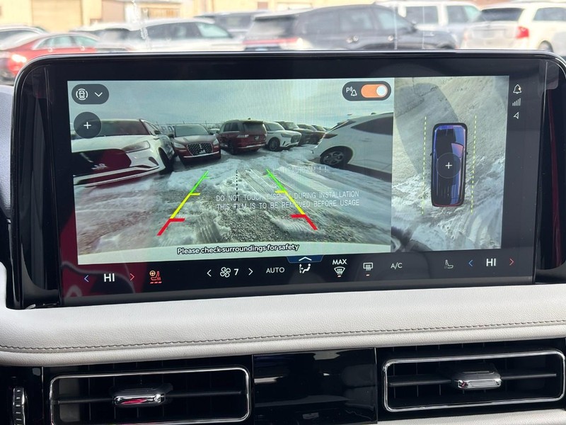 Lincoln Aviator Vehicle Full-screen Gallery Image 25