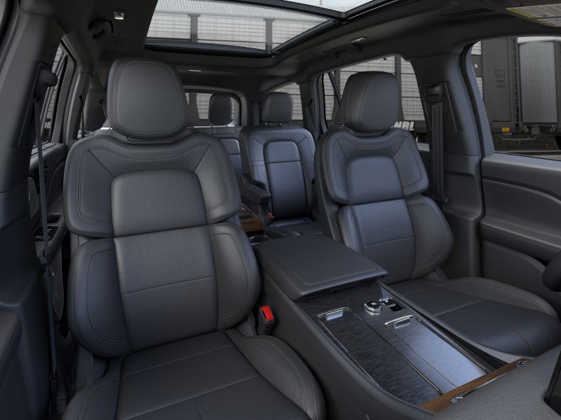 Lincoln Aviator Vehicle Full-screen Gallery Image 11