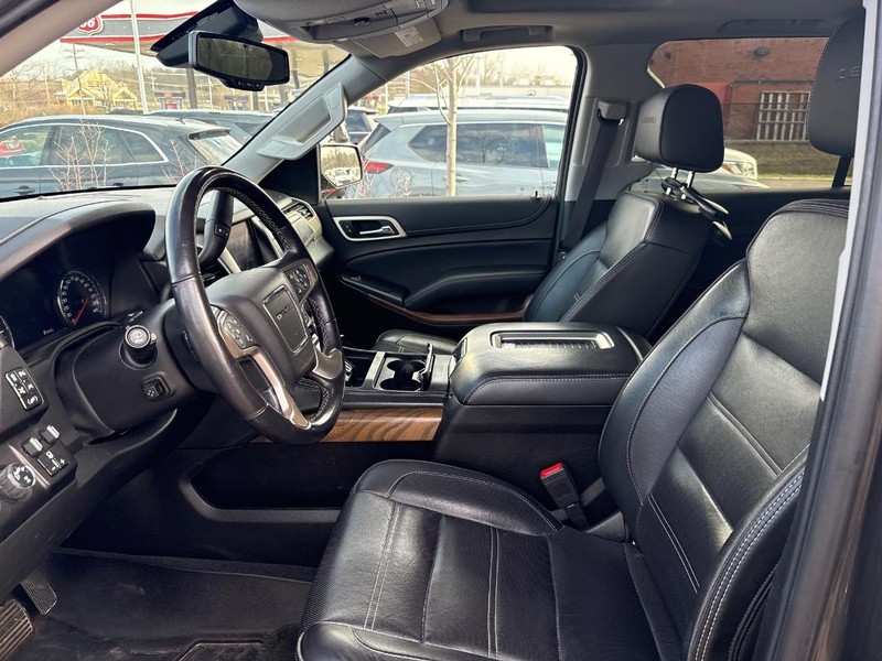 GMC Yukon XL Vehicle Full-screen Gallery Image 05