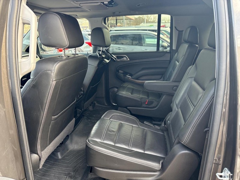 GMC Yukon XL Vehicle Full-screen Gallery Image 06