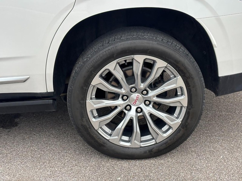 GMC Yukon Vehicle Full-screen Gallery Image 10