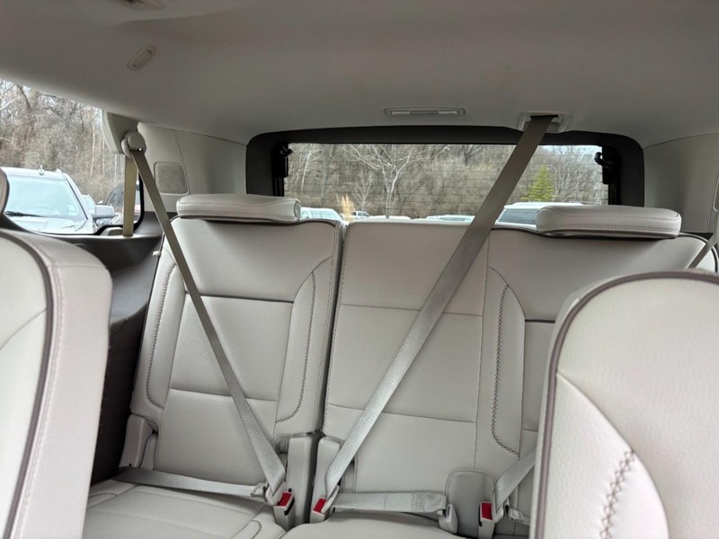 GMC Yukon Vehicle Full-screen Gallery Image 11