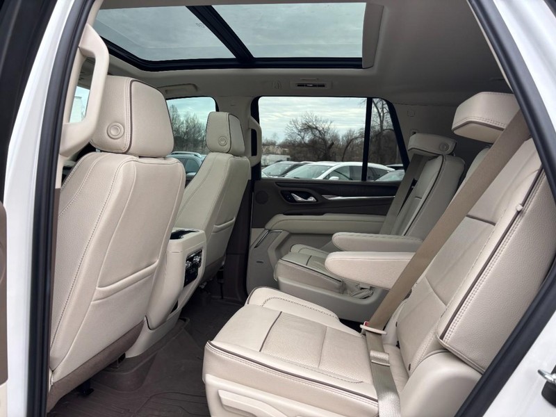 GMC Yukon Vehicle Full-screen Gallery Image 12