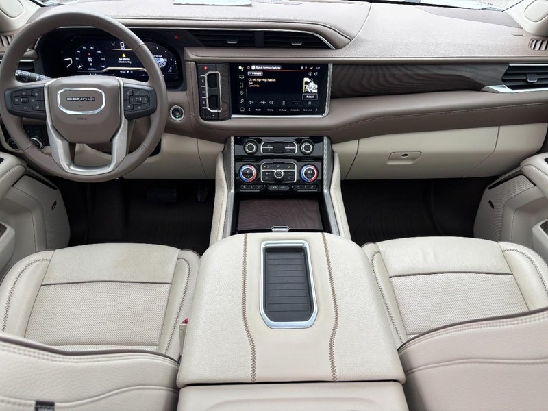 GMC Yukon Vehicle Full-screen Gallery Image 13