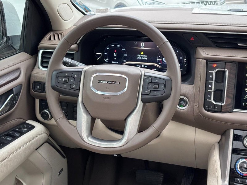 GMC Yukon Vehicle Full-screen Gallery Image 14