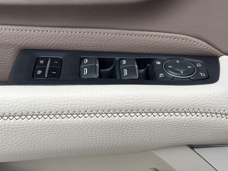 GMC Yukon Vehicle Full-screen Gallery Image 18