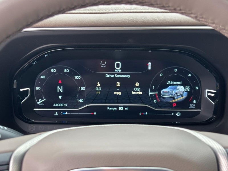 GMC Yukon Vehicle Full-screen Gallery Image 23