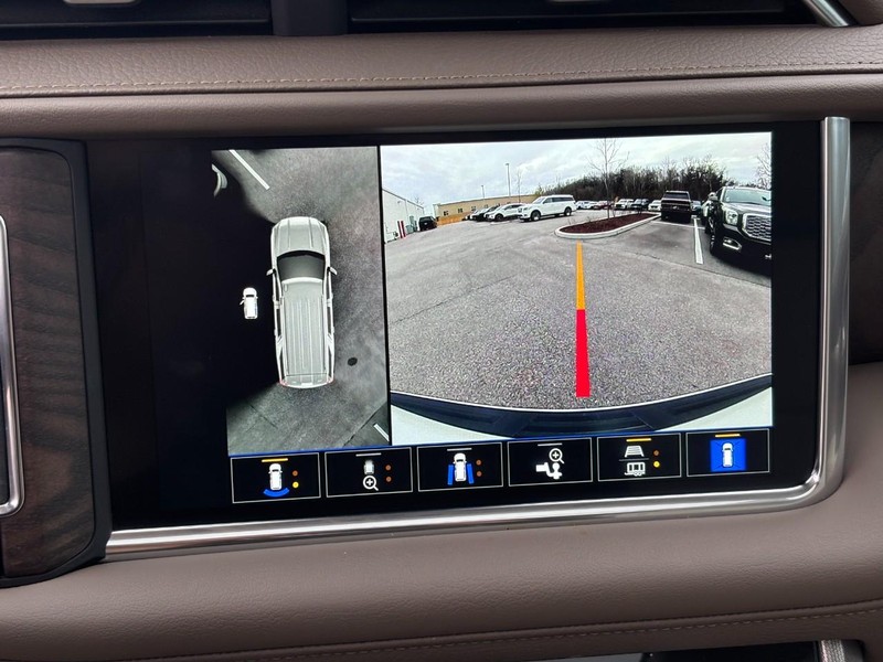 GMC Yukon Vehicle Full-screen Gallery Image 26