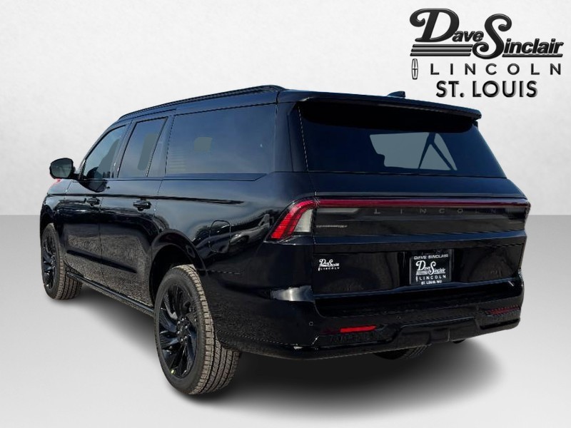 Lincoln Navigator L Vehicle Full-screen Gallery Image 07