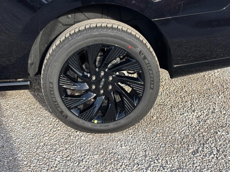 Lincoln Navigator L Vehicle Full-screen Gallery Image 10